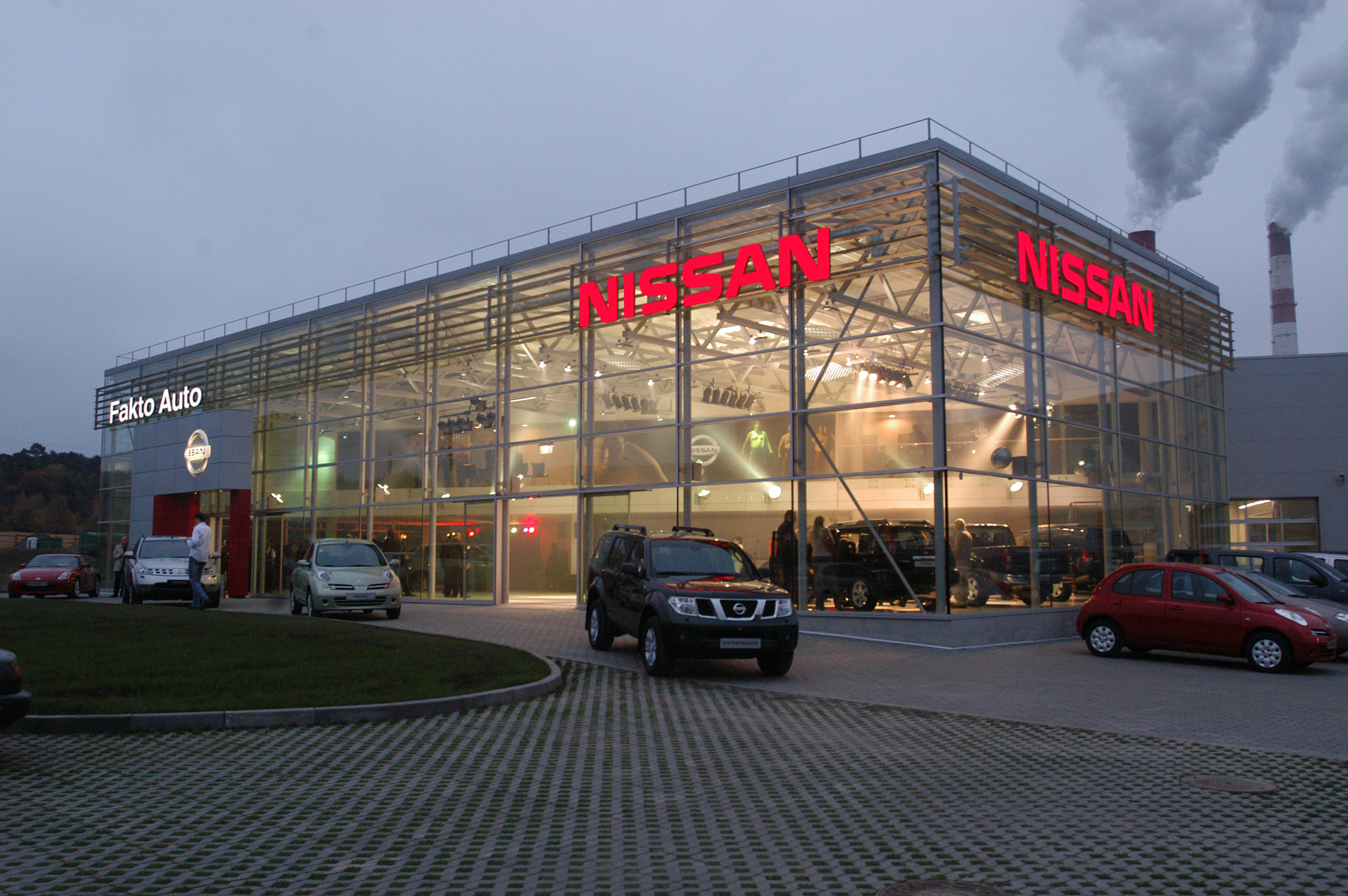 NISSAN SALONAS