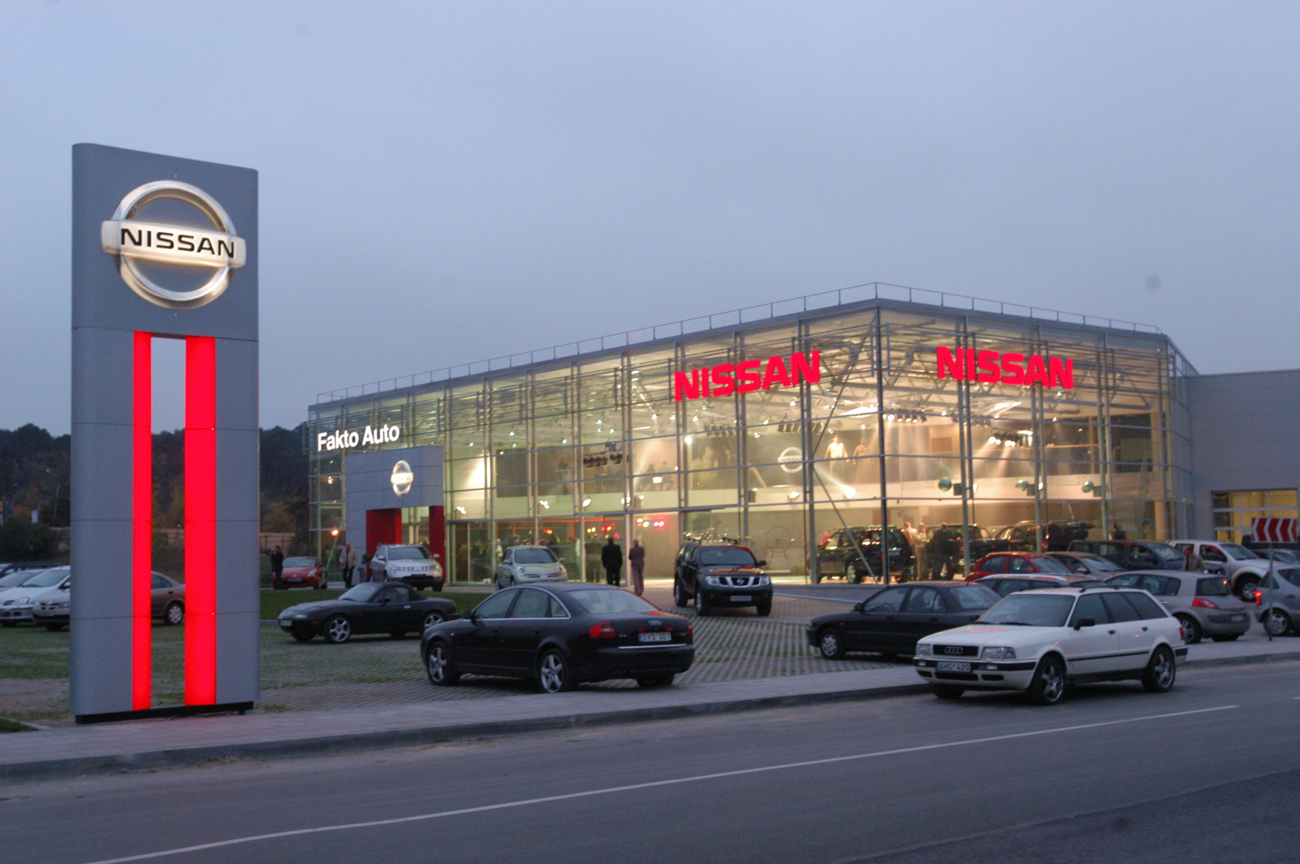 NISSAN SALONAS